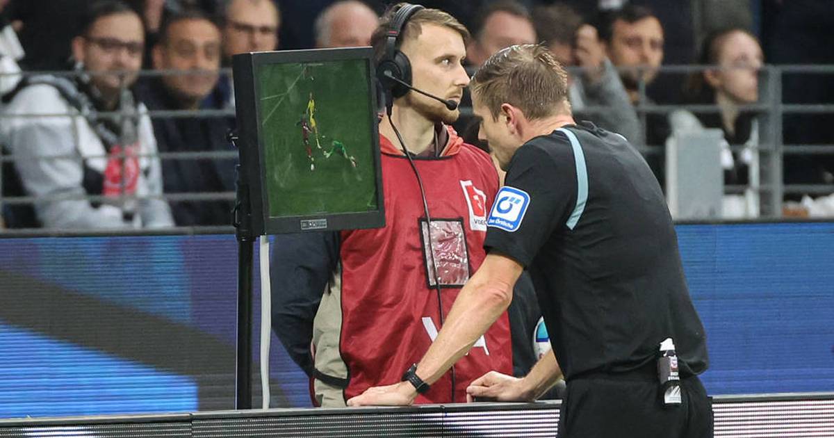 Generalabrechnung mit dem VAR Eintracht Boss wütet nach BVB Spiel