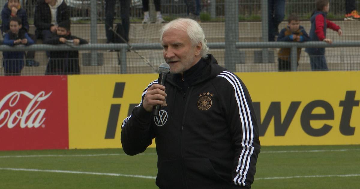 DFB Direktor Rudi Völler mit Fanoffener Rede vor Trainingsstart