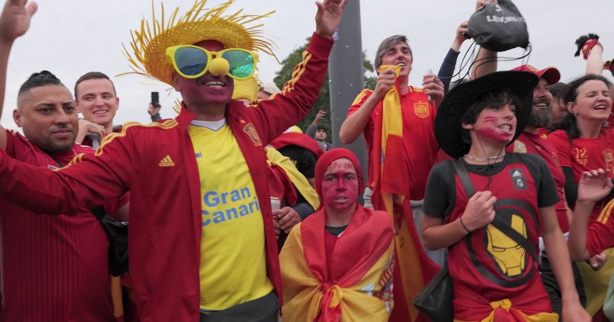 Vor Topspiel Italienische Und Spanische Fans Feiern Auf Schalke Em