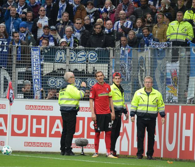 Ekel-Alarm: Hertha-Fans bespucken Freiburgs Schuster
