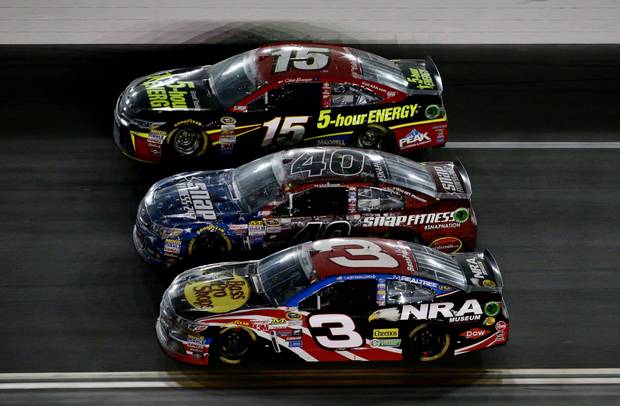 Spektakulärer Unfall beim NASCAR