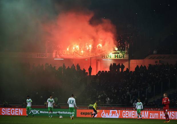 Bilder: Pyro-Chaoten riskieren Schlimmes
