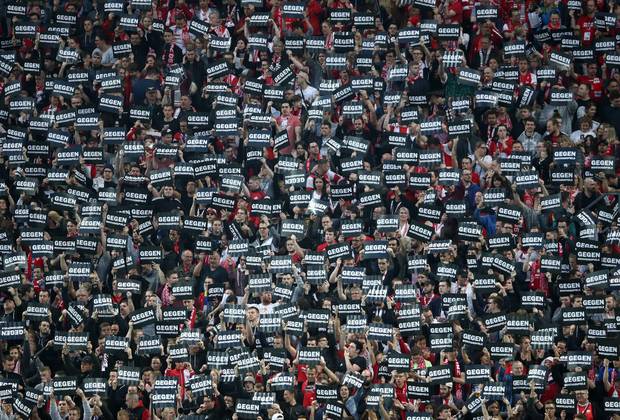 Bilder: Klopapier! Fans sch... auf das Montagsspiel