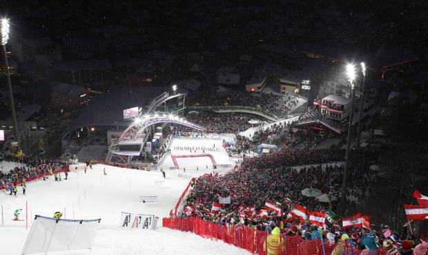 Slalom-Show unter Flutlicht