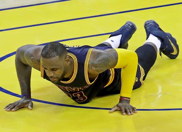 NBA-Finals: Küsschen und Kutte für Kutcher