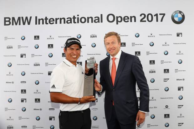 BMW International Open: Sieger Romero strahlt mit dem Pokal