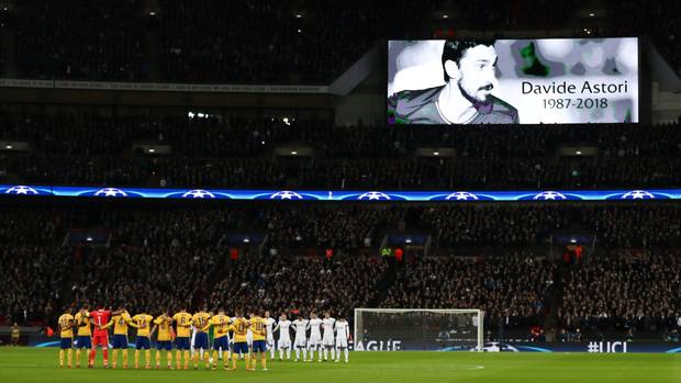 Wembley gedenkt des verstorbenen Astori