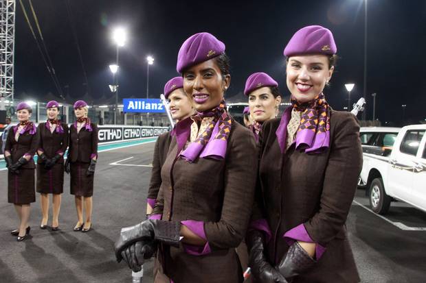 Heiße Stewardessen beim Saisonfinale