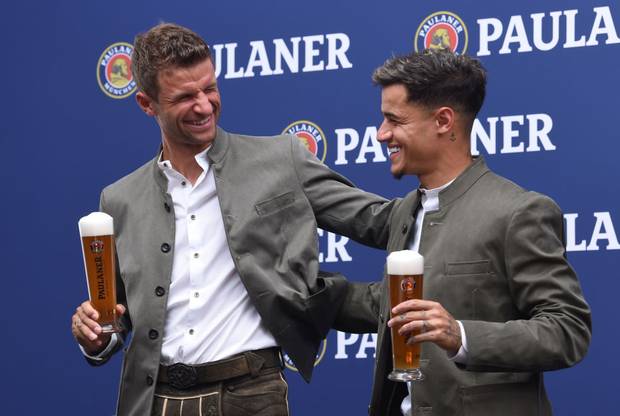 Prost, Coutinho! Bayern-Stars beim Lederhosen-Shooting