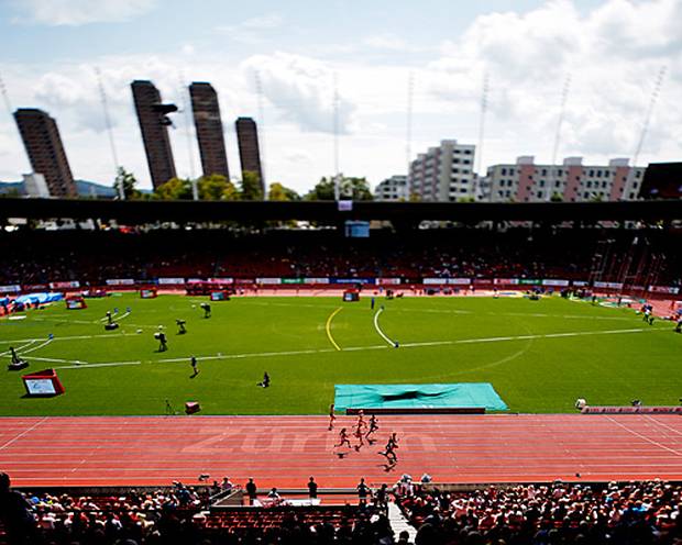 Trikot-Tölpel verschenkt oben ohne Gold