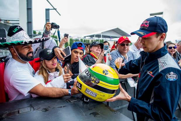 Der doppelte Bolt: Hamilton mit neuer Siegerpose