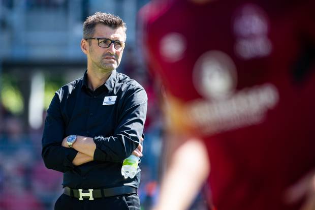 Platzsturm in Düsseldorf - Club-Fans fluten den Hardtwald