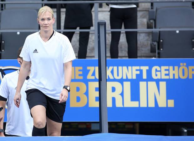 Der Spielfilm: So lief das Debüt von Bibiana Steinhaus