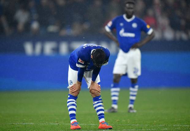 Den Tränen nahe: Ultras nehmen Schalke-Kapitän die Binde ab