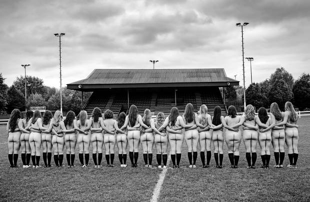 Rugby-Spielerinnen lassen die Hüllen fallen