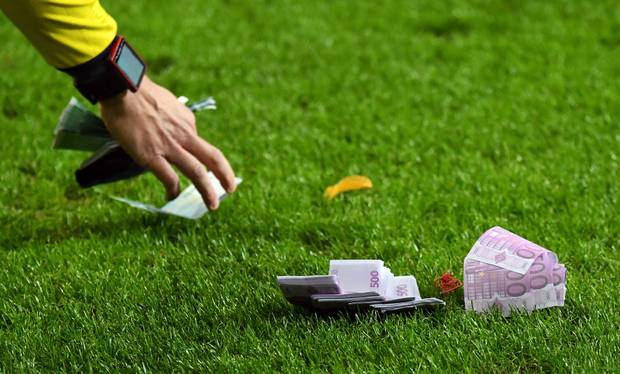 Bayern-Fans werfen Geldscheine aufs Spielfeld