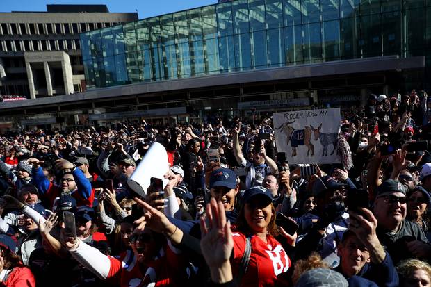 Patriots feiern Super-Bowl-Sieg - Gronk zieht blank