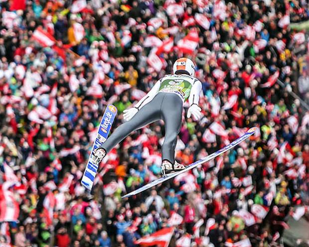 Freund stellt sich der Favoritenschar