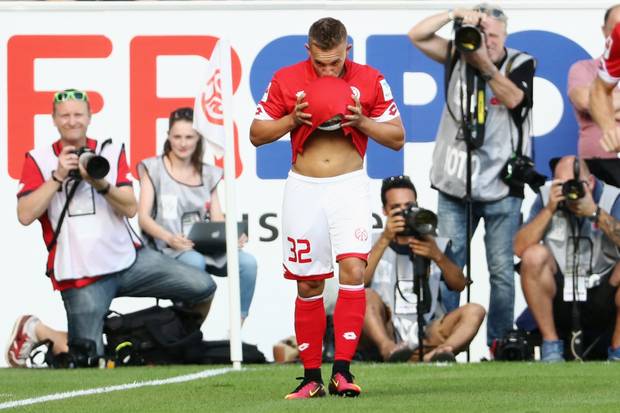 Kuss für das Ball-Baby