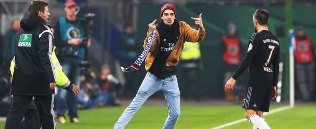 Schal-Attacke! HSV-Fan schlägt Franck Ribery