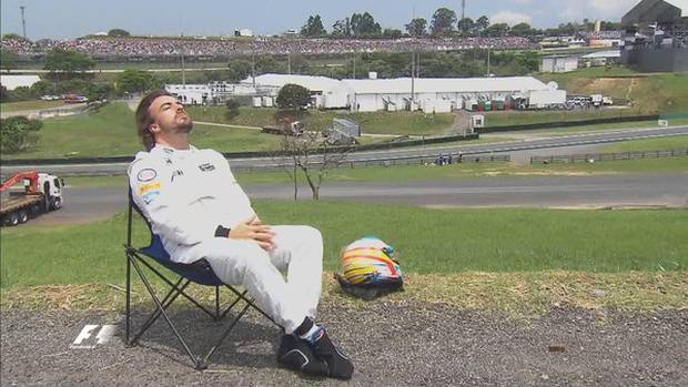 So verspottet das Netz Sonnenanbeter Alonso