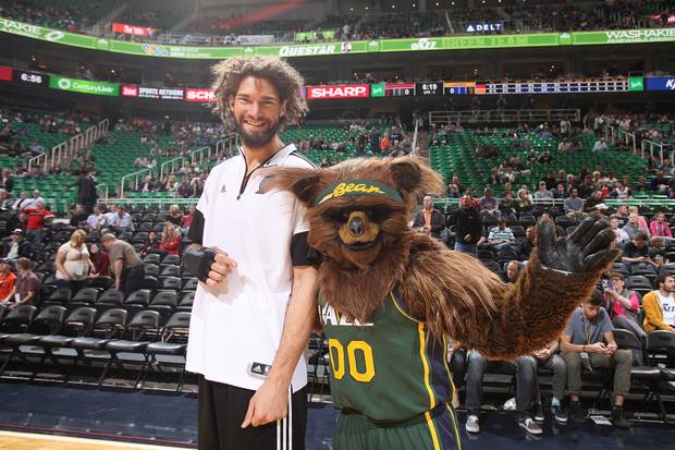 Neue Bekanntschaft für den Maskottchen-Tyrann