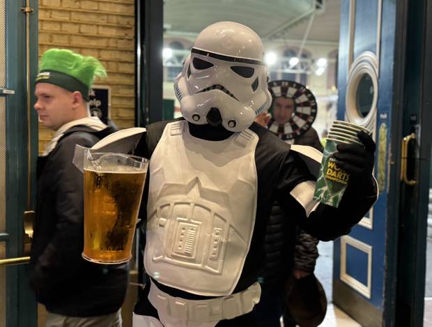 So viel kostet das Bier im Ally Pally! 