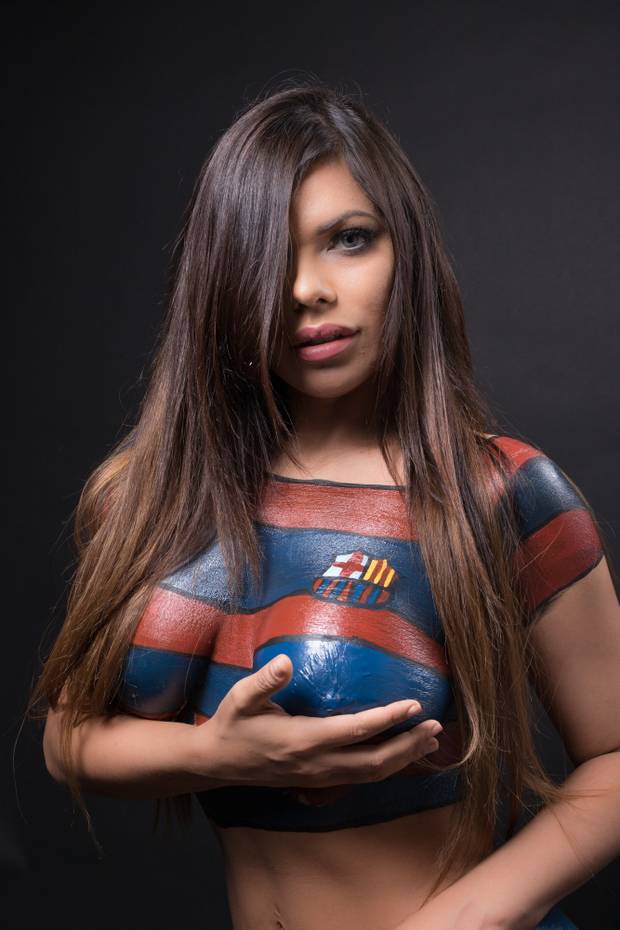 Miss BumBum hat ein Geschenk für Messi