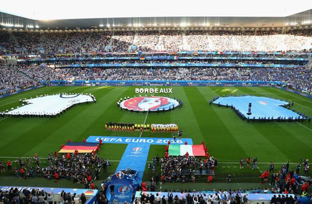 Balljunge jubelt mit Italien