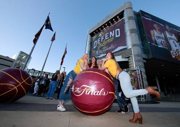 NBA Finals: R'n'B-Superstar trifft Wrestling-Legende