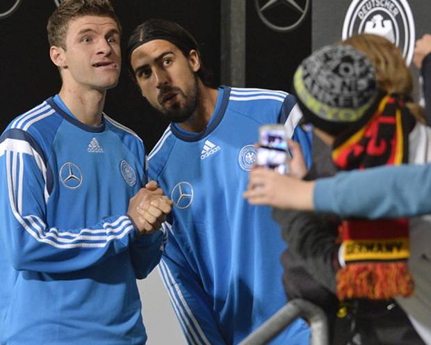 Fußballzwerg prüft Riese Neuer