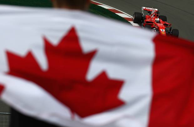 Geschenk für Pole: Sennas Helm rührt Hamilton