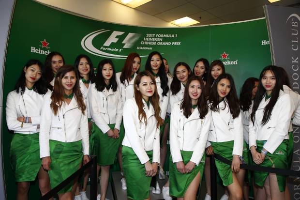 Grid Girls: Der Hut muss sitzen
