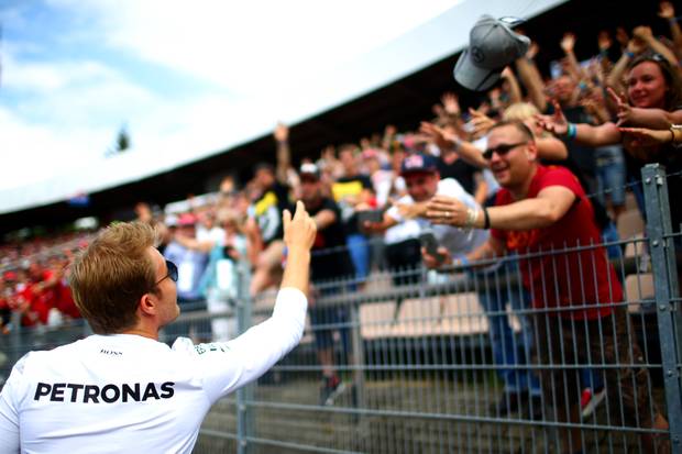 Lecker! Ricciardo trinkt aus seinem Schuh