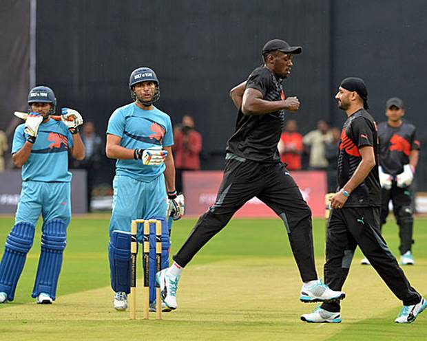 Usain Bolt beim Cricket in Bangalore