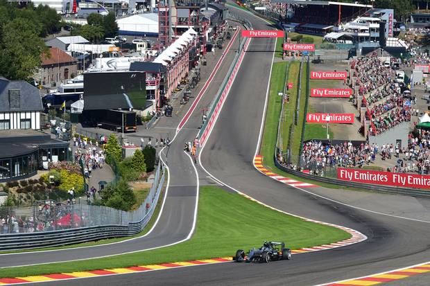 Lotus taucht aus dem Schatten auf