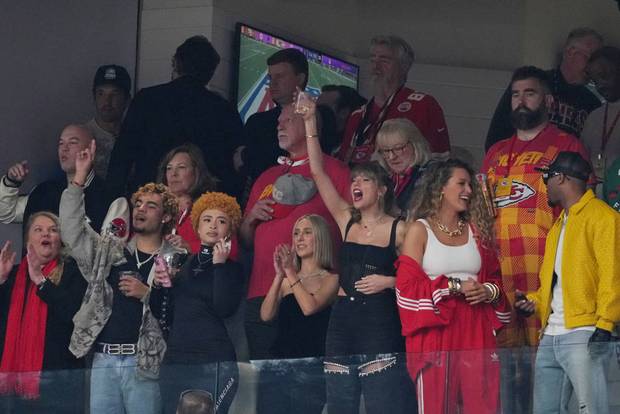 Swift, Usher, Spektakel - die Bilder zum Super Bowl
