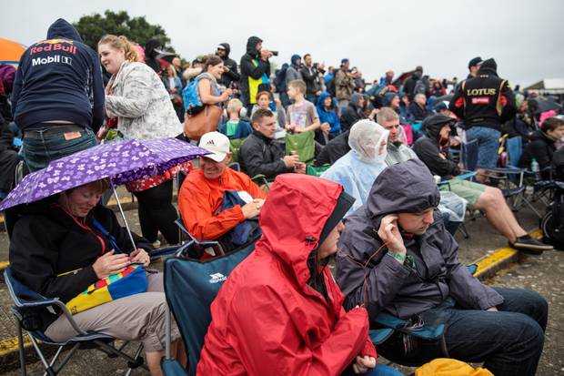 Hamilton schwebt über dem Ferrari