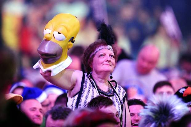 WM-Bilder: Elegantes Kleid - aber was macht Homer auf der Hand?