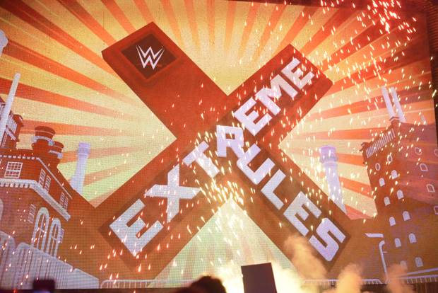 WWE zügellos: Spear, Zwangsjacke, Reißnägel