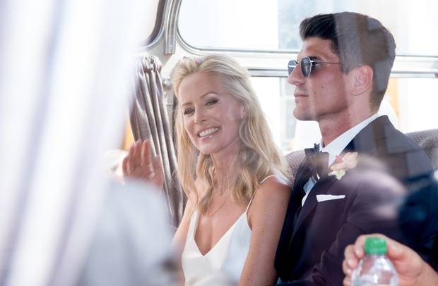 Konfetti-Regen für Bräutigam Gomez