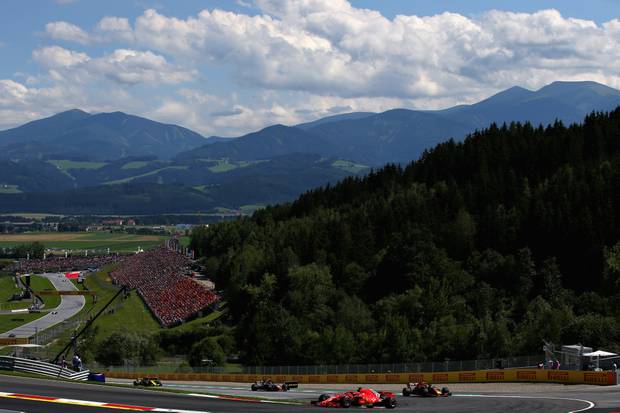 Zünftige Geburtstags-Überraschung für Ricciardo