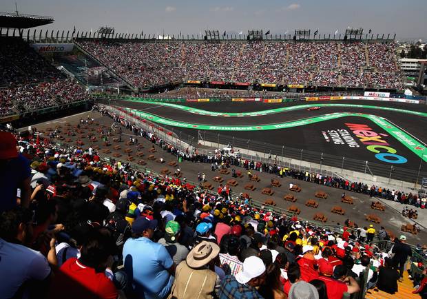 Erst Masken-Show, dann Party: So feiert Hamilton den Titel