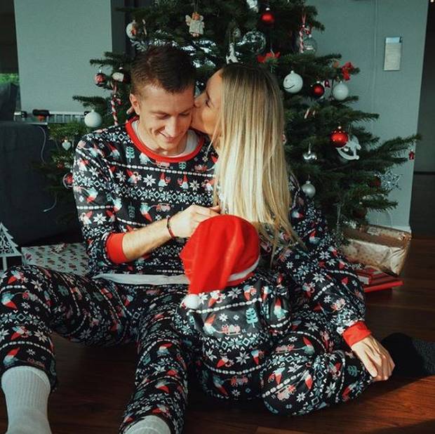 So feiern die Stars Weihnachten: Ein Kuss der frisch Vermählten