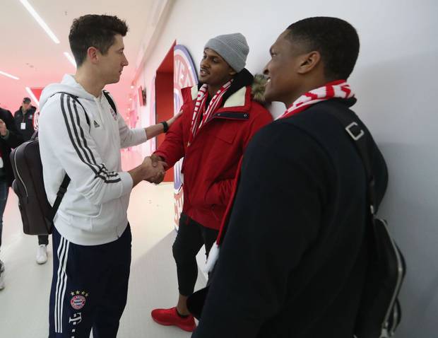 NFL-Quarterback Deshaun Watson besucht Bayern-Stars