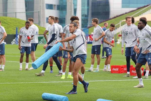 Bayern in Doha: Thiago versucht sich als Baseballer