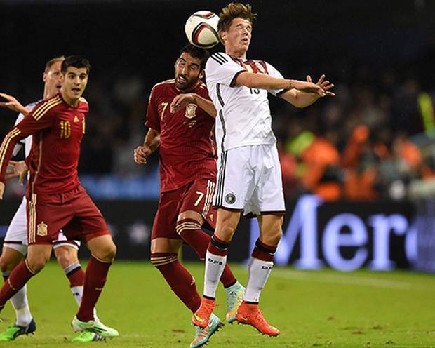 Pferdekuss im Dauerregen