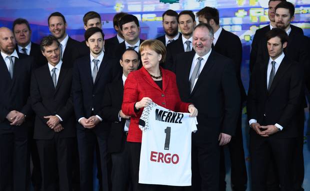 EM-Helden nehmen Merkel aufs Korn