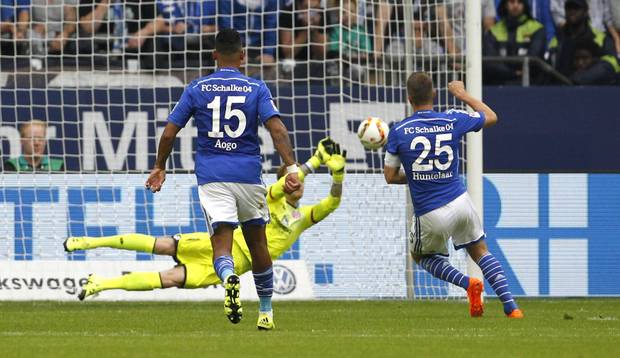 Eckfahne hat keine Chance gegen Huntelaar