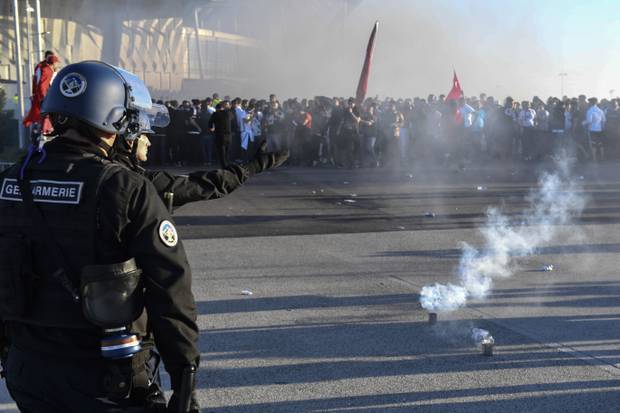 Randale in Lyon: Fans flüchten auf den Rasen